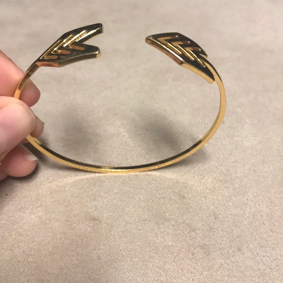 Gold arrow cuff bracelet - Picture 3 of 4